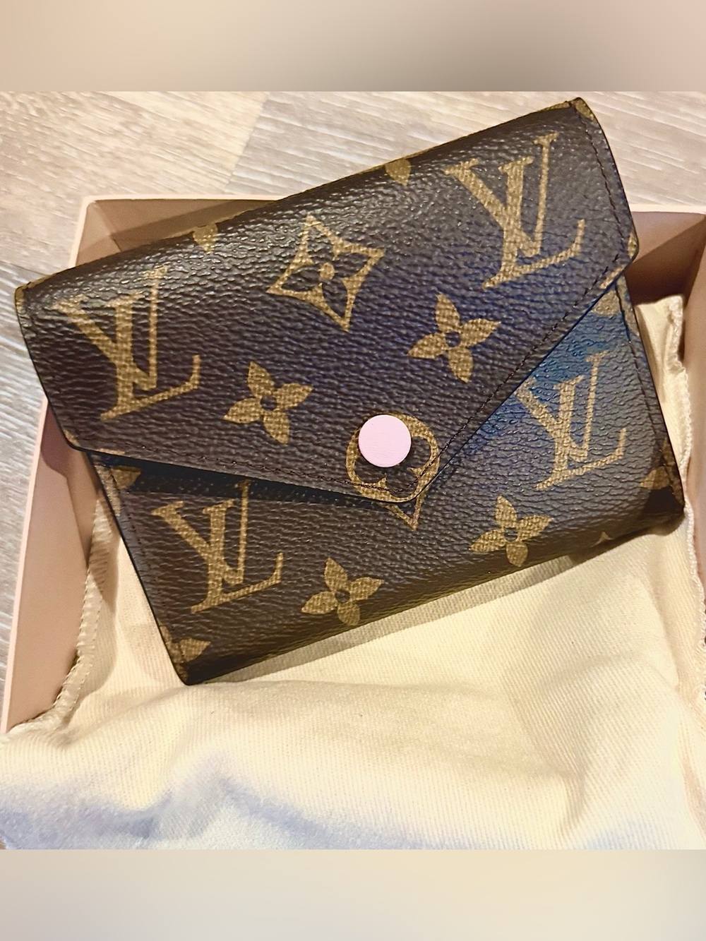 NWT Louis Vuitton • Victorine Wallet • Signature Monogram Rose Ballerine • M6236